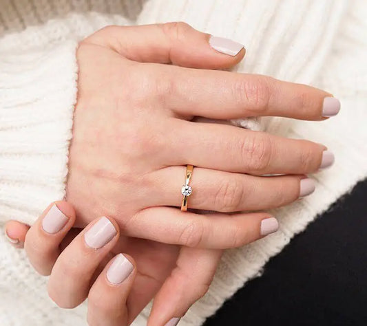 Anillo de Oro Cinta Lazo de Diamante