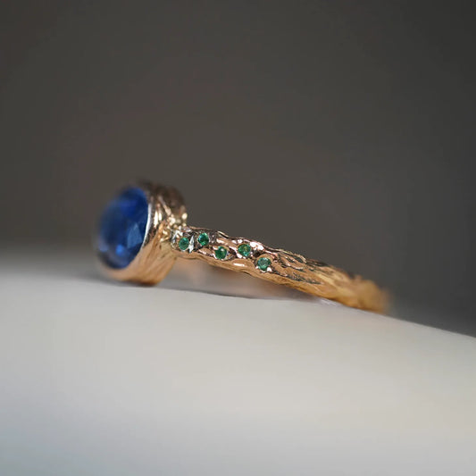 18k Gold Ring with Indie kyanite and Emeralds