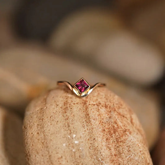 Anillo de Oro Kite con Rodolita 18k