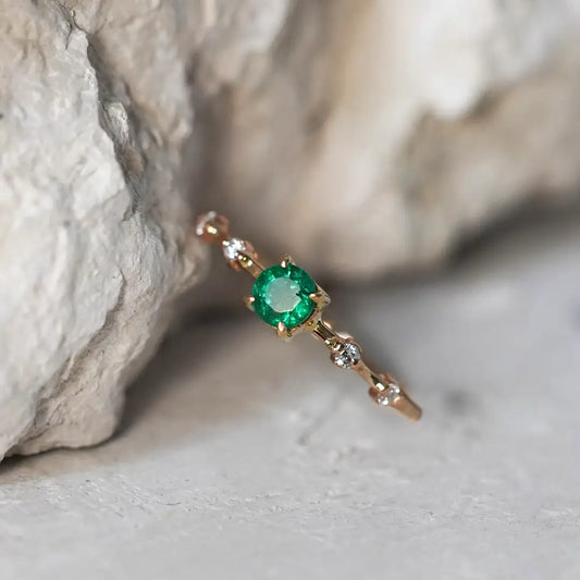 Anillo de Compromiso Princess Esmeralda y Diamantes 18k