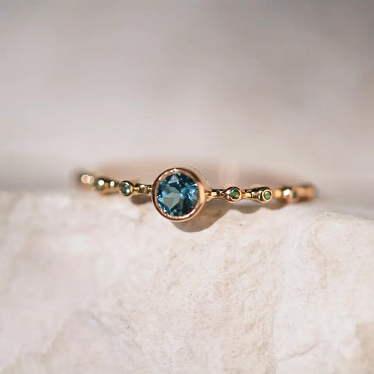 Anillo de Compromiso Topacio y Esmeraldas 18k