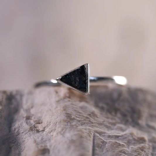 Anillo de Plata Triángulo Petit con Turmalina Negra