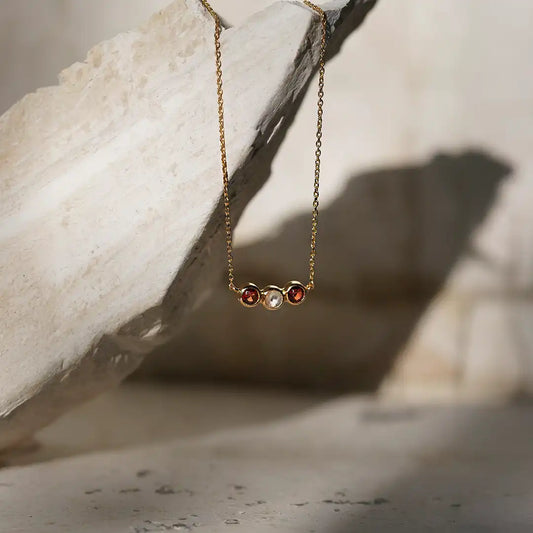 Collar de Oro Friendship Perú Cuarzo y Granate 18k