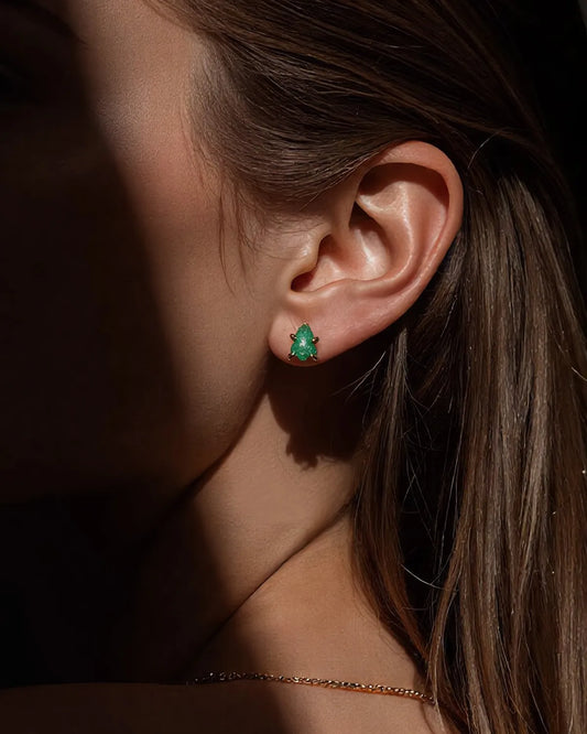 Aretes de Oro 18K Esmeralda Mini Mariposa
